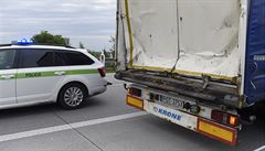 Nákladní v�z s po�kozenou zadní �ástí stojí v odstavném pruhu na 34. kilometru...