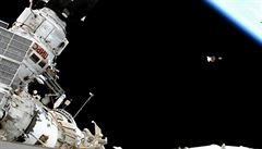 Rut kosmonauti uklzeli vn ISS, nalezli star runk. Te ho budou zkoumat vdci