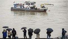 Záchranái sondují dno Dunaje v centru Budapeti, kde dolo k tragické nehod...