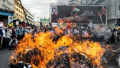 Íránci demonstrují proti proti dosud nezveejnnému mírovému plánu amerického...