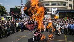 Úastníci pochodu zapalovali americké i izraelské vlajky i hadrového panáka...