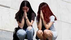 Jihokorejky se modlí za své blízké, kteí zahynuli pi nehod dvou lodí.