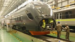 Pracovníci ínské firmy CRRC sestavují vlaky pro Leo Express.