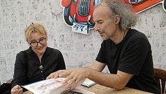 Na Světě knihy. Spisovatel a kreslíř Pavel Čech se svou Tajemnou krabičkou.