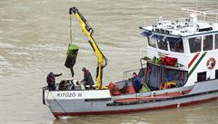 Záchranné operace po potopení výletní lodi v centru Budapeti.