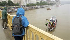 Lidé v centru Budapeti sledují záchranné operace po potopení výletní lodi na...