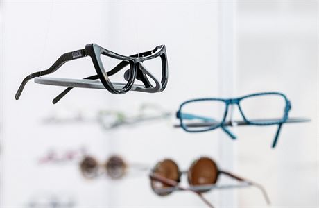 Manelská dvojice optik rozjela byznys s brýlemi vyrábnými 3D tiskem. Ona se...