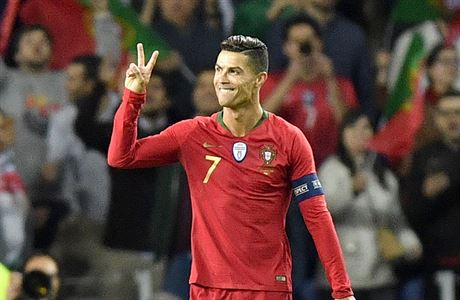 Cristiano Ronaldo signalizuje nastílený hattrick