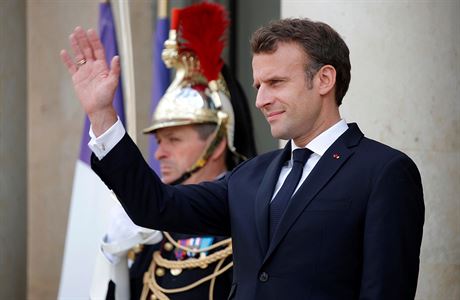 Francouzský prezident Emmanuel Macron mává z Elysejského paláce v Paíi.