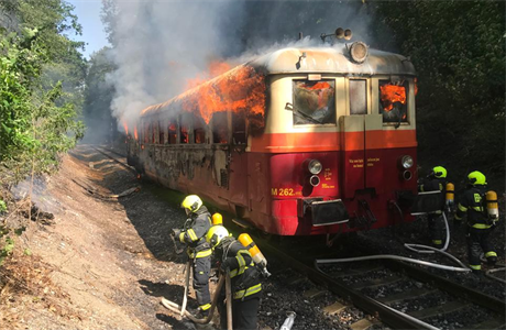 Por motorovho vlaku zastavil dnes odpoledne provoz na eleznin trati v...