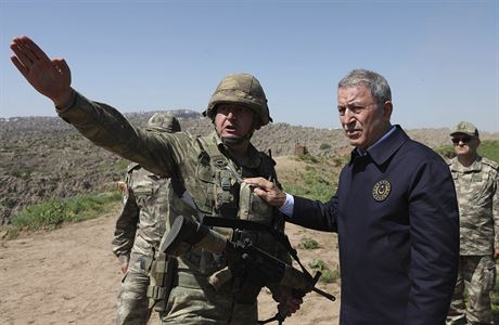 Turecký ministr obrany Hulusi Akar mluví s dstojníkem na irácko-turecké...