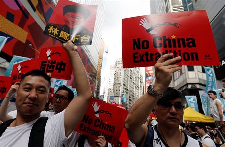Desetitisíce lidí v nedli vyrazily do ulic Hongkongu ve snaze odvrátit...