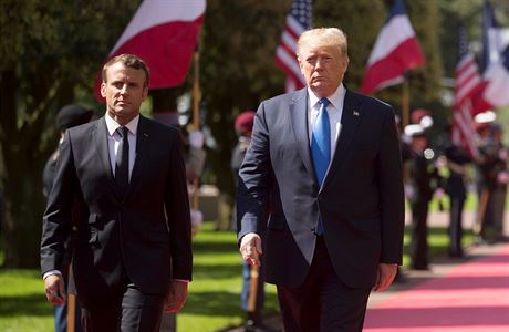 Americk prezident Donald Trump a francouzsk prezident Emmanuel Macron pi...