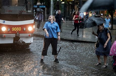 Vítzný snímek: Dé v Praze na Andlu - idika tramvaje Lenka Jelenová se snaí pehodit výhybku. 