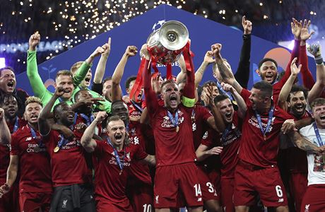 Fotbalist Liverpoolu se raduj z trofeje pro vtze