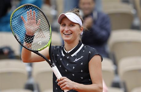 Markéta Vondrouová dkuje divákm po postupu do finále French Open.