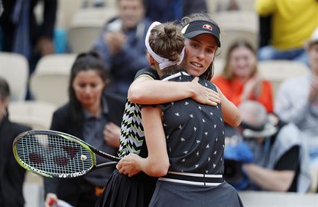 Johanna Kontaov gratuluje Markt Vondrouov k postupu do finle French Open.