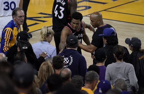 Kyle Lowry v rozepi s lenem vedení Golden State Markem Stevensem