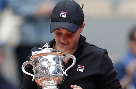 Ashleigh Bartyová s trofejí pro vítze French Open