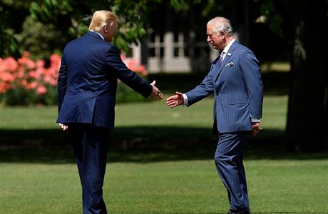 Princ Charles pivítal prezidenta Trumpa v Buckinghamském paláci.