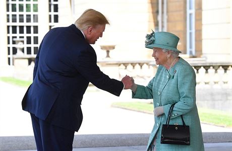 Prezident Trump si podává ruku s královnou.