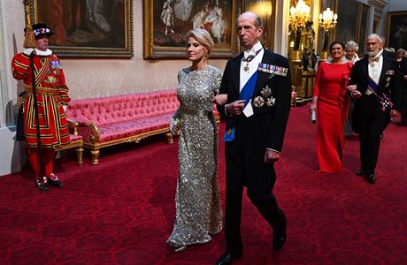 Prezidentova poradkyn Kellyanne Conwayov dorazila v doprovodu prince Edwarda...