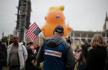 Nikdy Trump, stojí na zádech jednoho z demonstrant.