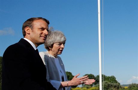 Prezident Macron a premirka Mayov na pli, kde se ped 75 lety vylodily...
