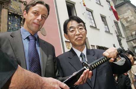 Bývalý japonský velvyslanec v esku Hideaki Kumazawa s tehdejím praským...