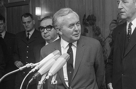 Britský premiér Harold Wilson na snímku z února 1967. V té dob jeho poradce...