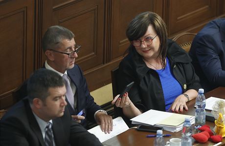 Premiér Andrej Babi, ministryn financí Alena Schillerová a v popedí vpravo...