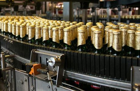 Výrobní linka na lahvové pivo.