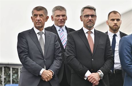 Premir Andrej Babi (vlevo) a ministr obrany Lubomr Metnar. IDET 2019,