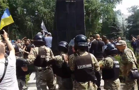 Píznivci ukrajinské krajní pravice v Charkov strhli pomník sovtského marála...