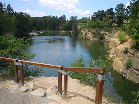 Ko�utecké jezírko na míst� zaniklého kamenolomu.