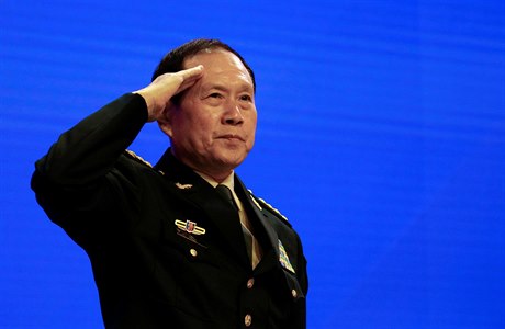Čínský ministr obrany Wej Feng-che salutuje na bezpečnostním fóru, které se...