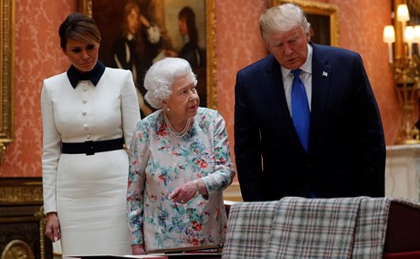 Trump spolen s Albtou II. prohlíí královskou sbírku v Buckinghamském...