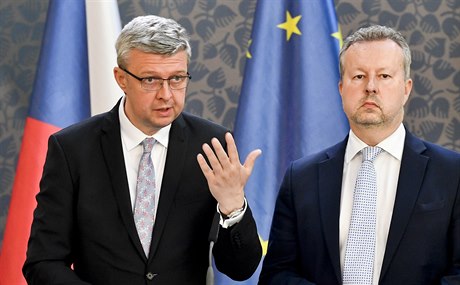 Zleva ministr prmyslu a obchodu Karel Havlíek (za ANO) a ministr ivotního...