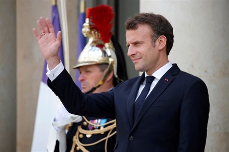 Francouzský prezident Emmanuel Macron mává z Elysejského paláce v Paíi.