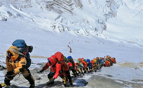 Snímek zachycuje frontu horolezc, kteí se snaí zdolat nejvyí horu svta....