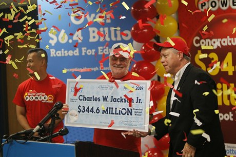 Charles W. Jackson Jr. byl oznámen jako vítz americké loterie Powerball...