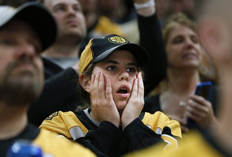 Fanouci týmu Boston Bruins sledují s naptím poslední minuty páté hry finále...