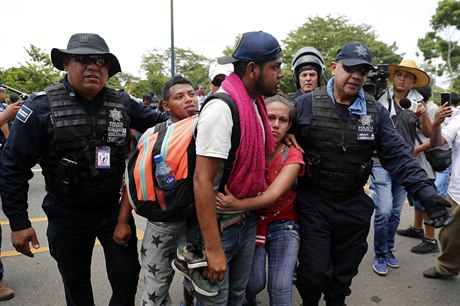 Migranti zastaveni mexickou policií.