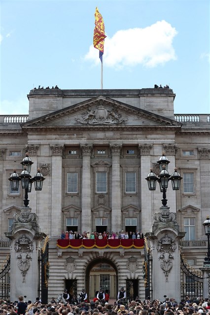 Britská královna Albta II., její syn princ Charles, princ William a jeho...