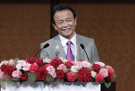 Japonská místopedseda vlády a ministr financí Taro Aso mluví na seminái...