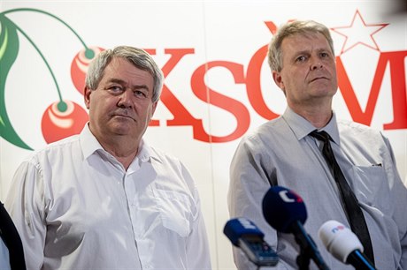 Zleva předseda KSČM Vojtěch Filip a místopředseda Stanislav Grospič.