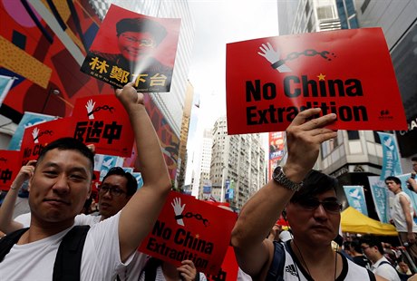 Desetitisíce lidí v nedli vyrazily do ulic Hongkongu ve snaze odvrátit...