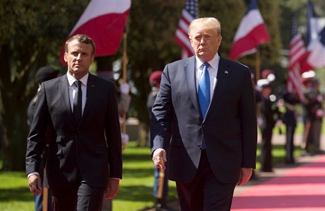 Americký prezident Donald Trump a francouzský prezident Emmanuel Macron při...