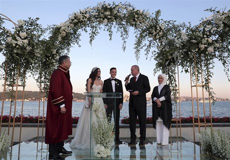 Turecký prezident Recep Tayiip Erdogan mluvil na svatb fotbalisty Mesuta Özila.