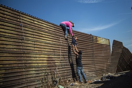 Autor: Pedro Pardo. Uprchlíci pelézají mexicko-americké hranice nedaleko msta...